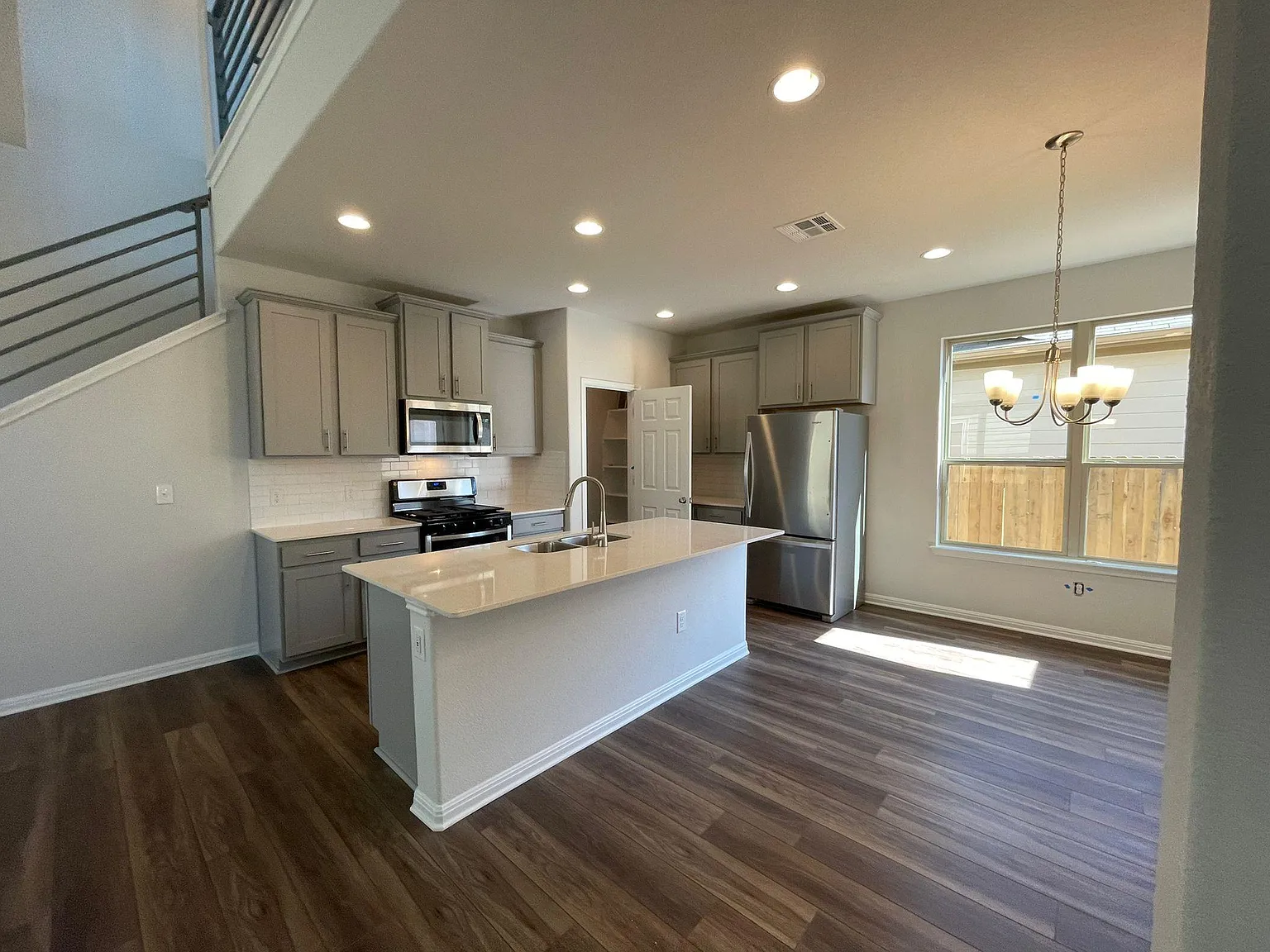 3 bed, 2.5 bath, 2036 sqft, $2,100 — Photo 2