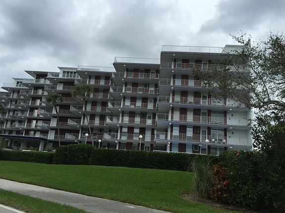 4th image of 935 E Causeway Blvd