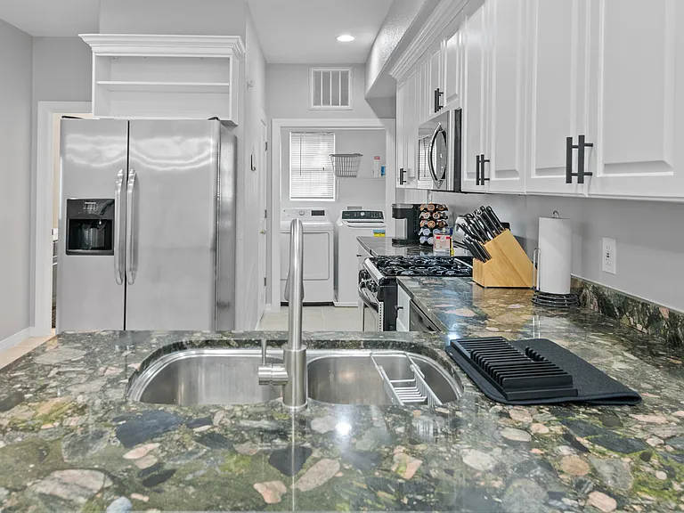 1401 W 40th St — Photo 5