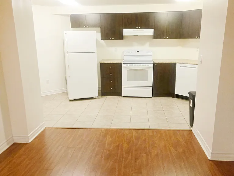 4594 Bismark Cres — Photo 2