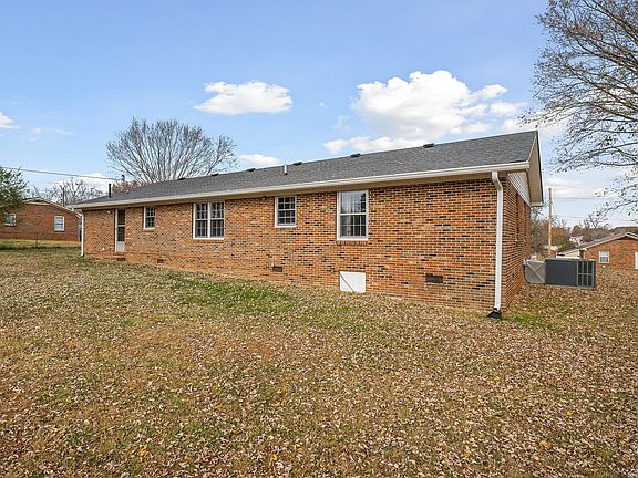 3rd image of 95 Lonsvale Dr