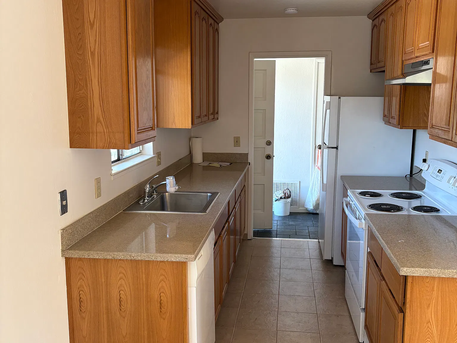 3 bed, 775 sqft, $3,100 — Photo 2