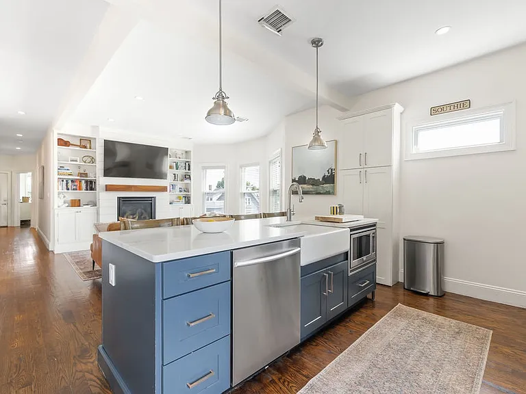735 E 3rd St #3 — Photo 3