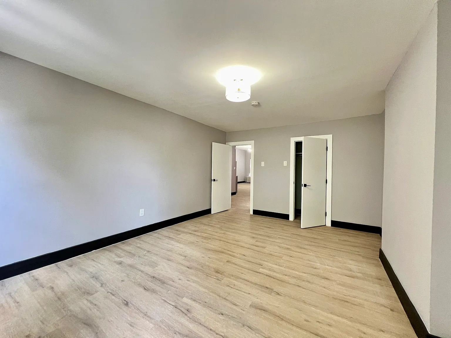 3 bed, 1100 sqft, $2,150 — Photo 3