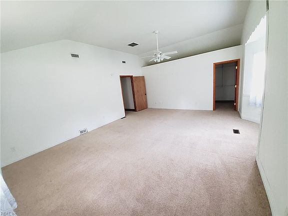 Large 20x15 2nd bedroom w/ Walk in closet