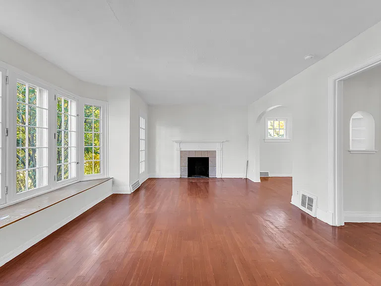 3630 Bainbridge Rd — Photo 3