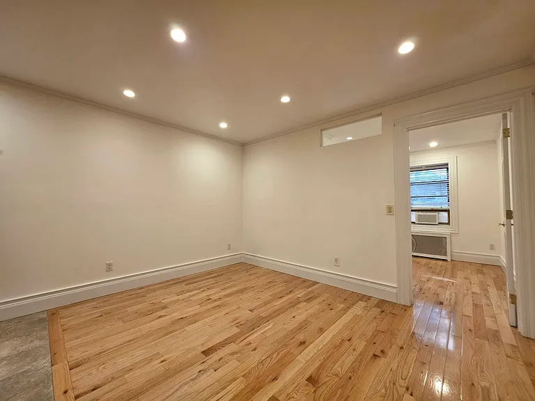146 E 35th St #5R — Photo 2