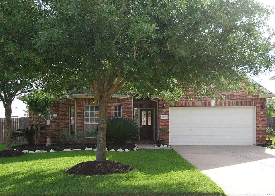 Gorgeous 3 bedroom 2 bath located in Olympia Estates in Missouri City!
