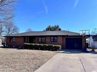 621 Lawndale Dr, Macomb, IL 61455