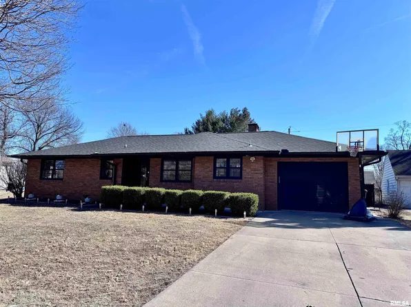 621 Lawndale Dr, Macomb, IL 61455