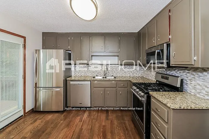 4 bed, 2.0 bath, 1762 sqft, $2,400 — Photo 2