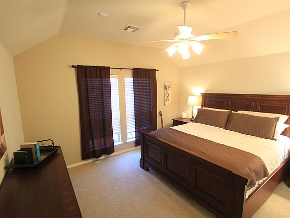 4th image of 2409 White Oaks Dr