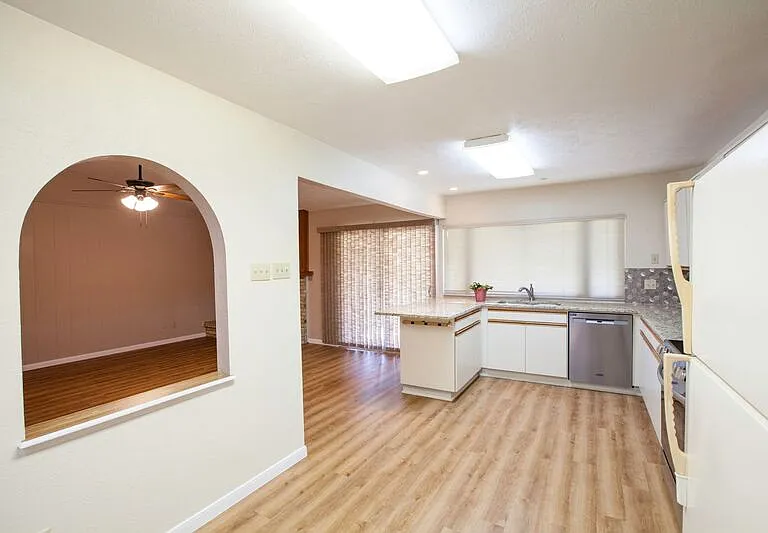 921 Mossvine Dr — Photo 16