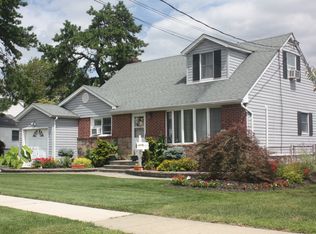 97 Lawrence St, Farmingdale, NY 11735