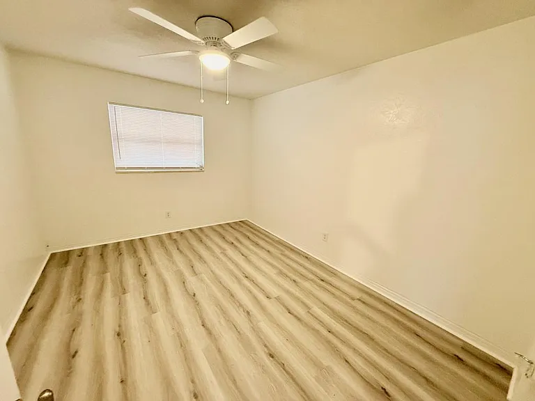 1135 Highland St N — Photo 7