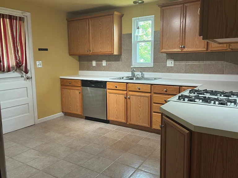 211 Verdant St — Photo 4