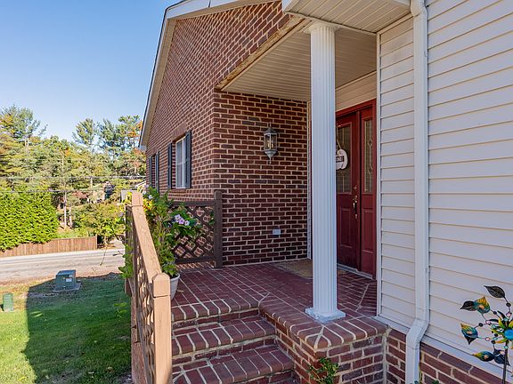 3rd image of 1005 Edwards Ln