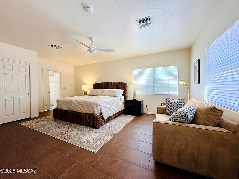 1465 W Bridalveil Pl — Photo 5