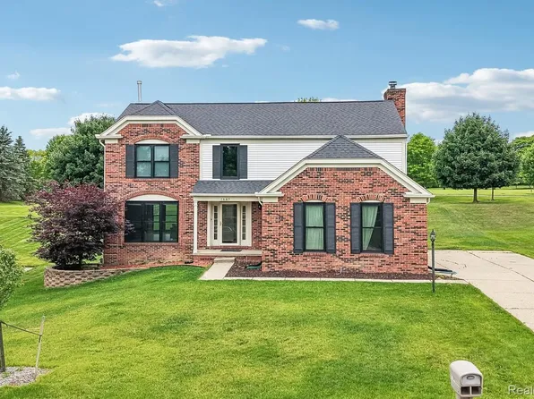 1687 Grandview Dr, Rochester Hills, MI 48306