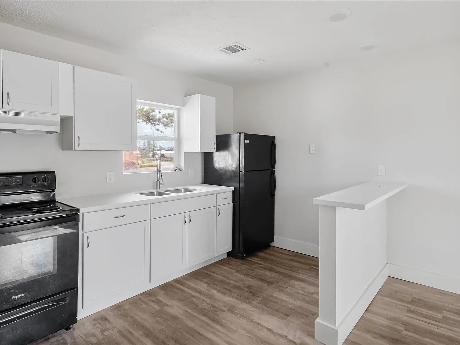 3 bed, 1.0 bath, 1100 sqft, $1,500 — Photo 2