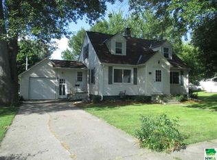 711 5th St, Sheldon, IA 51201