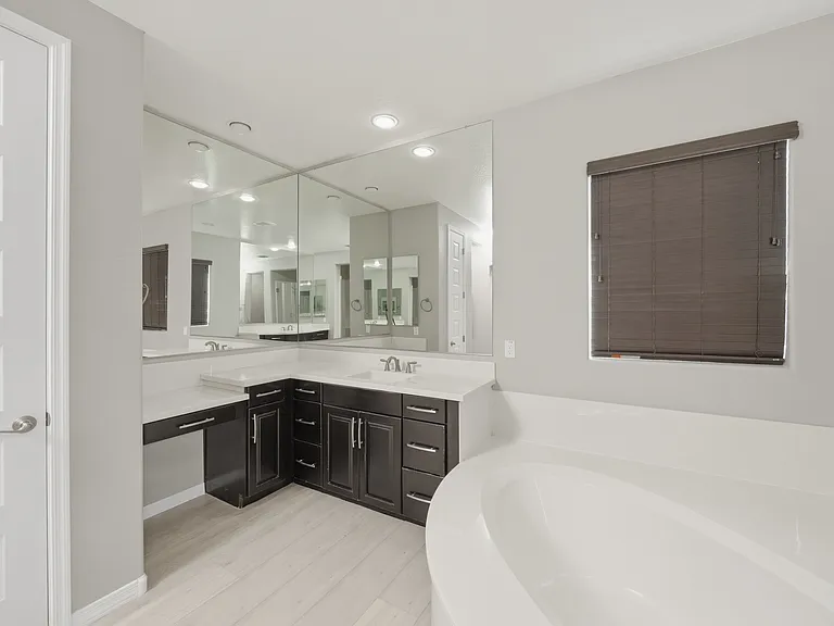 1039 E Boston St — Photo 29