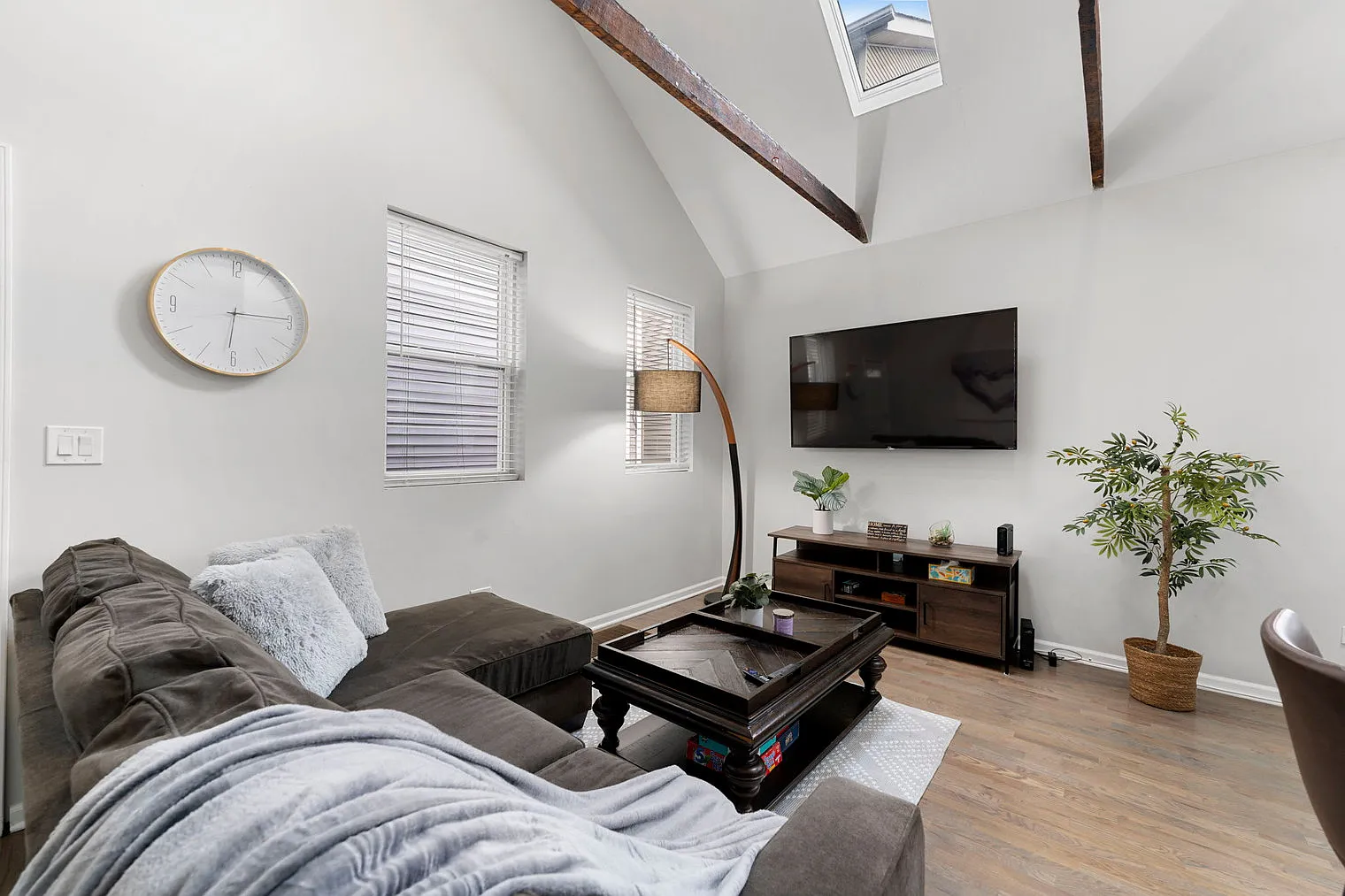 4 bed, 2.0 bath, 1593 sqft, $6,010 — Photo 2