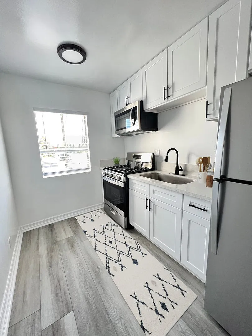 The Nicole Apartments — Photo 2