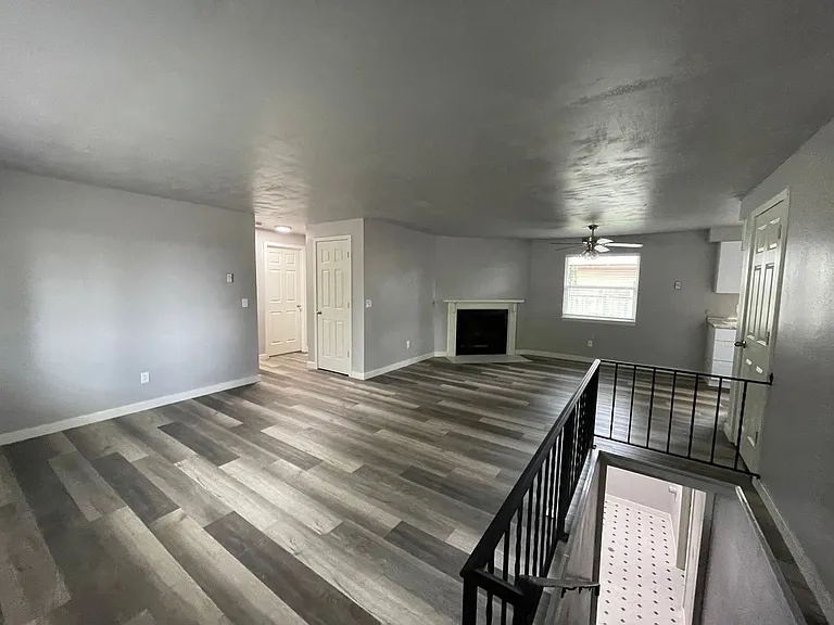 5223 & 5225 N Pinegrove Ct — Photo 2