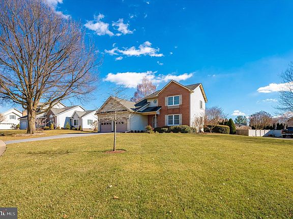 5th image of 200 Oakmanor Way