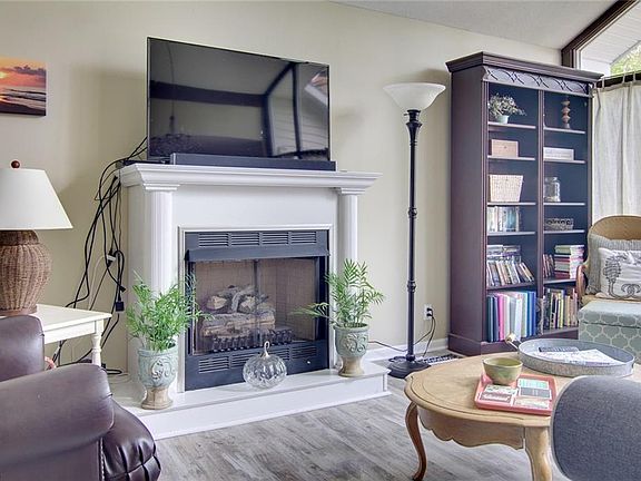 3rd image of 166 N Park Dr