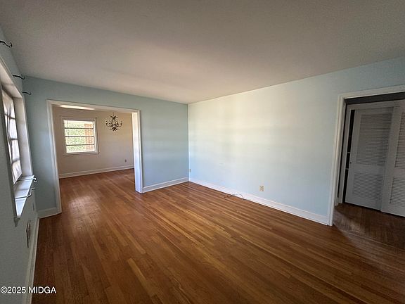 2nd image of 370 Sunset Cir
