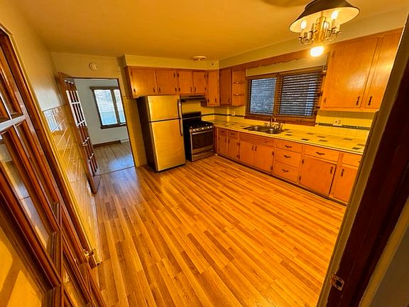 5th image of 1631 Clarence Ave