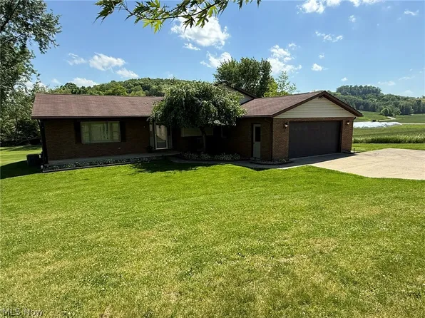 2462 Yorkview Rd SW, New Philadelphia, OH 44663