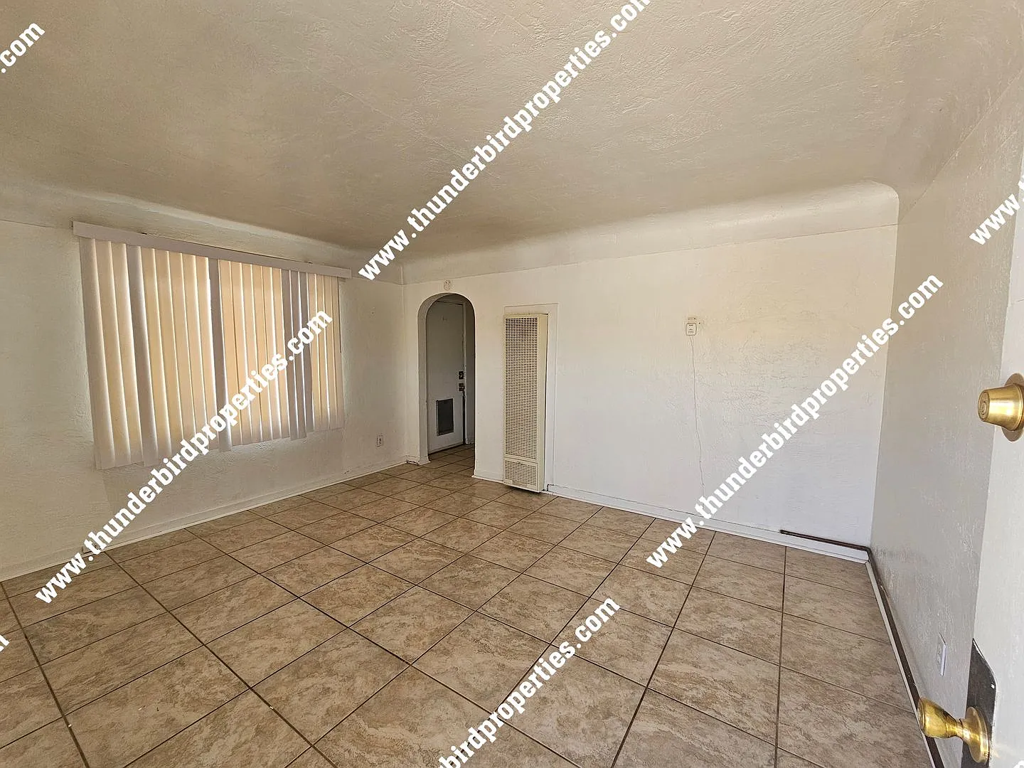 Cute 1 Bedroom, 1 Bathroom with walk in closet and on site parking. Near CNM and UNM. — Photo 3