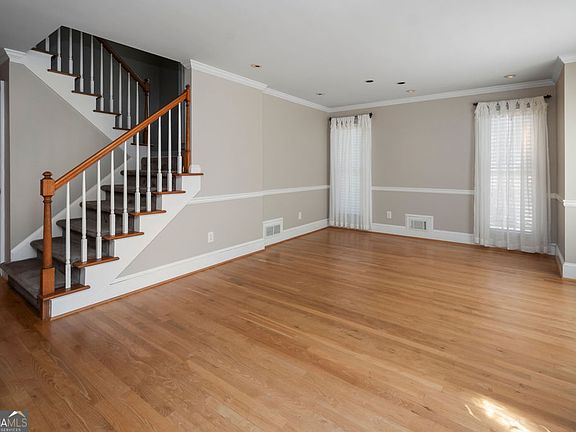 2nd image of 105 Oak Ridge Dr