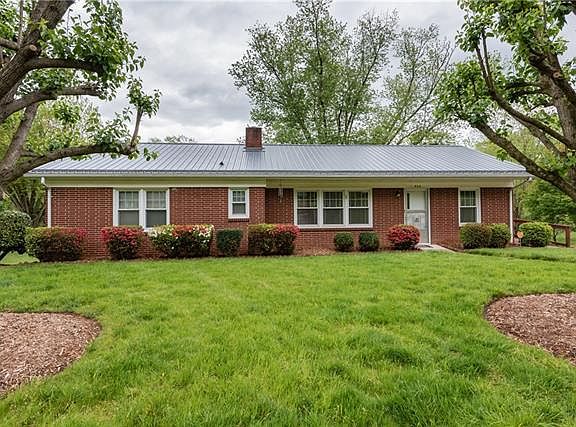 3rd image of 828 Meadowood Dr