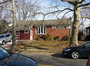 8 Cloverfield Rd N, Valley Stream, NY 11581