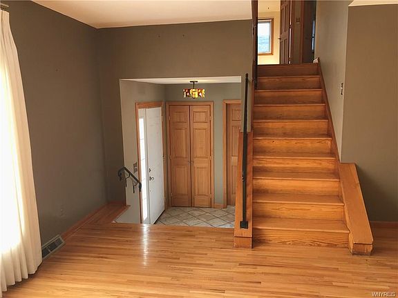 5th image of 366 S Creek Dr