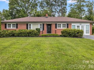 3226 Charlyne Dr, Hendersonville, NC 28792
