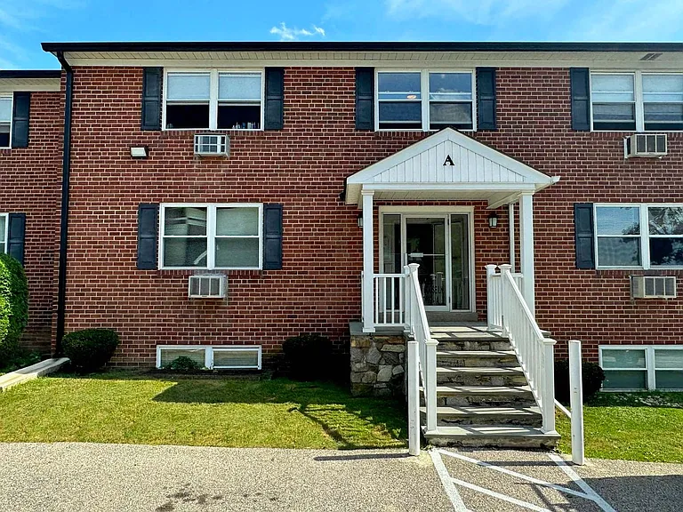 500 Manor House Ln — Photo 11