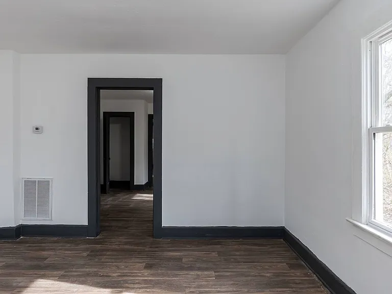 647 Arch St — Photo 8