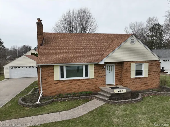 688 New Hampshire Ave, Marysville, MI 48040