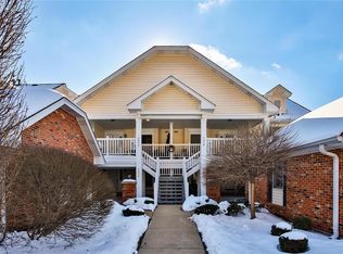 7372 Whitehall Colonial Ln, Saint Louis, MO 63119