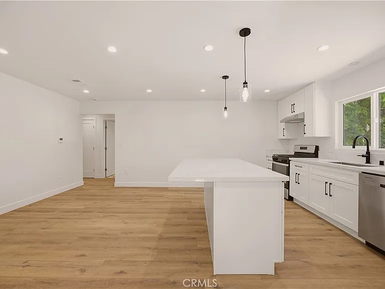 17024 Parthenia St — Photo 5