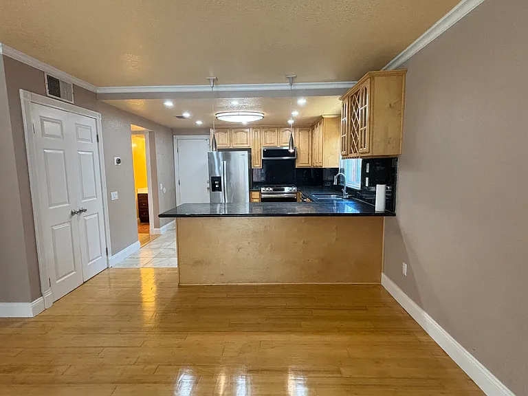 1049 Burnham Dr — Photo 5