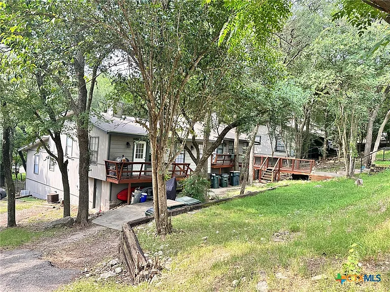 901 Hillyer St — Photo 1