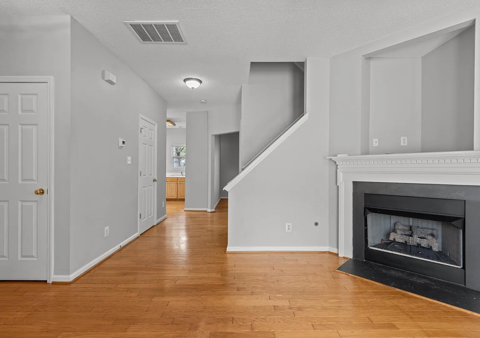 3 bed, 2.5 bath, 1700 sqft, $2,100 — Photo 4