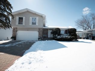 2407 Valley Dr, Lindenhurst, IL 60046