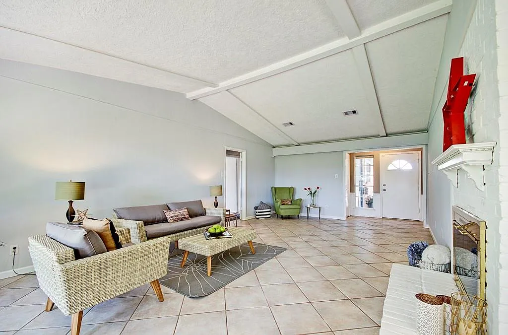 4 bed, 2.0 bath, 1640 sqft, $2,300 — Photo 3